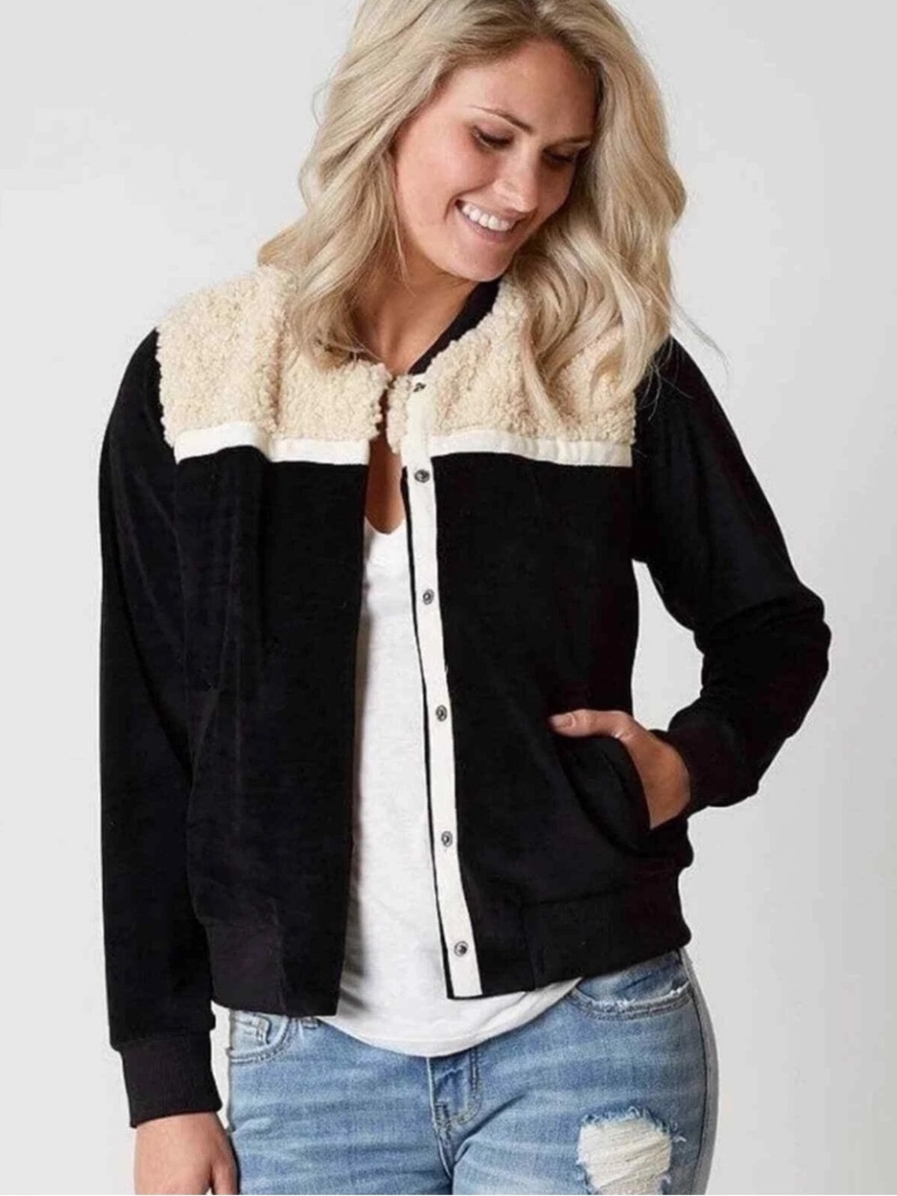 ✨Gimmicks by BKE Sherpa
Velour Mixed Media Bomber
Jacket SZ L✨